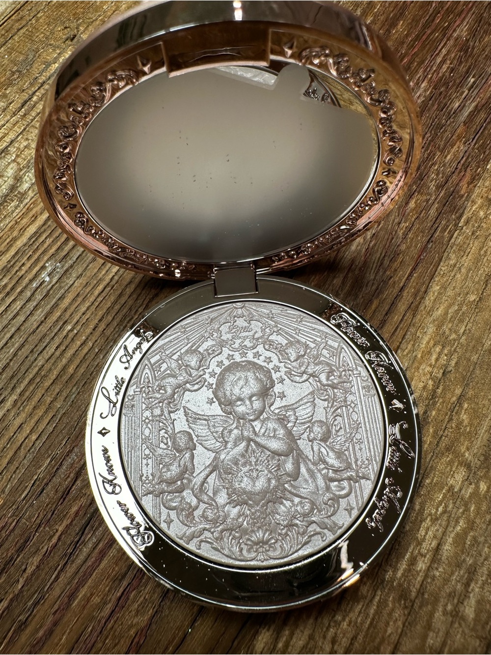 Flower knows Radiant Pressed Highlighter Compact — Angel Emboss